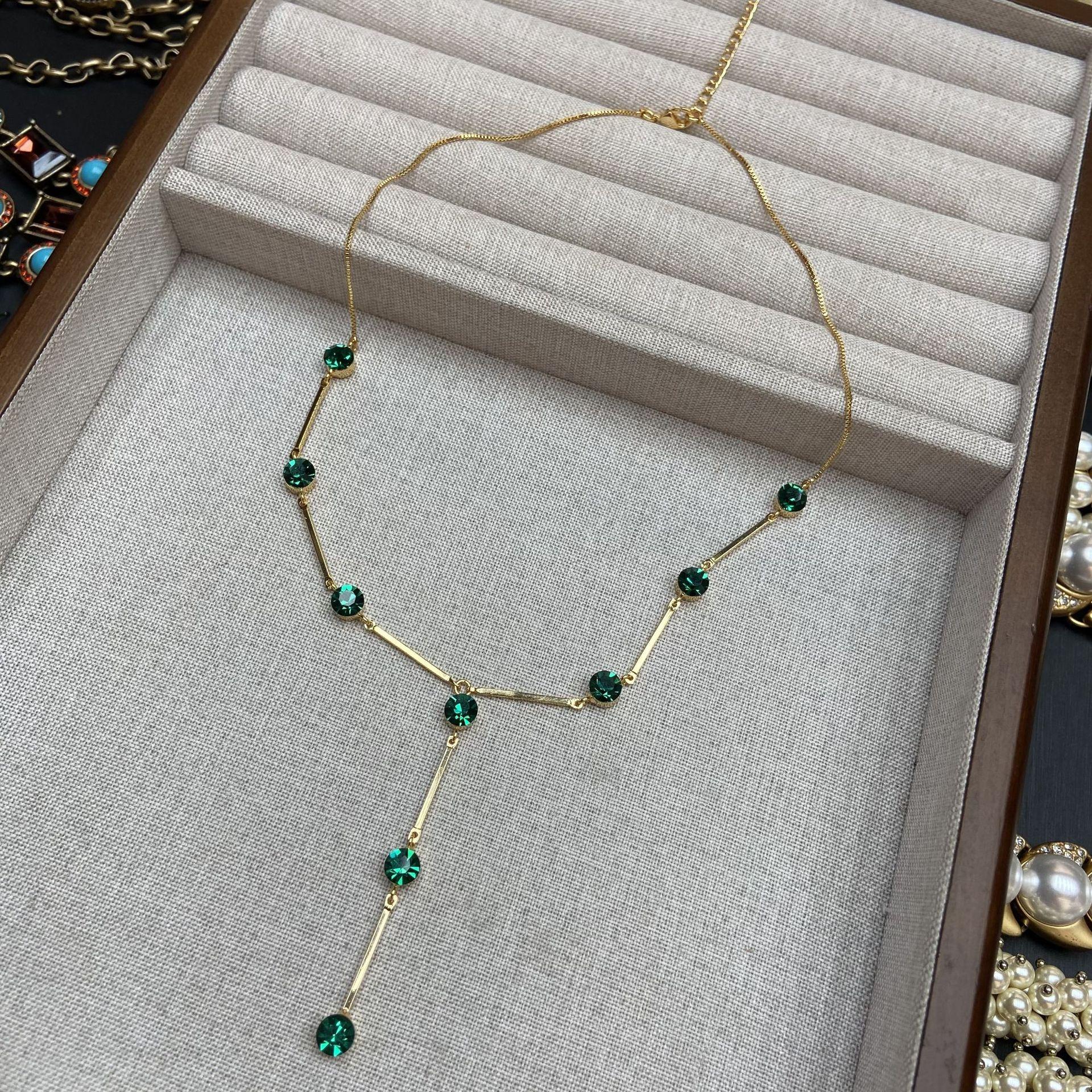 2026 New Green Crystal V-Shape Necklace Women Minimalist Elegant Collarbone Chain Luxury Jewelry