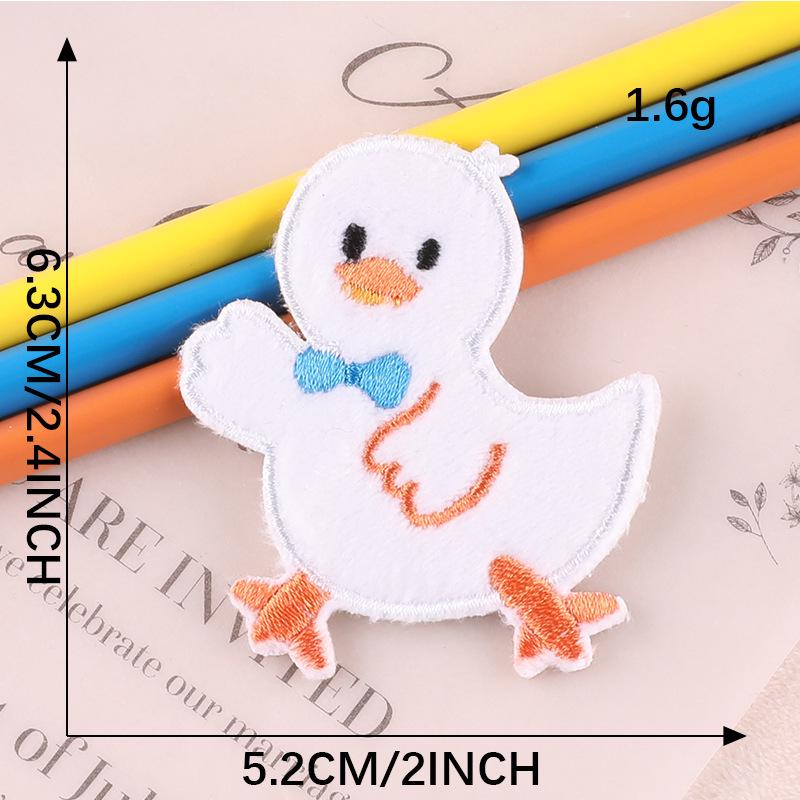 Niedlicher Cartoon Tier Plüsch Ente Stickerei Aufnäher - Selbstklebendes Etikett für Bekleidungszubehör