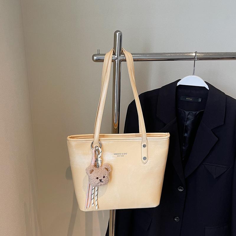 Large-capacity commuter bag women's 2025 spring new fashion shoulder tote bag Korean version portable underarm bag