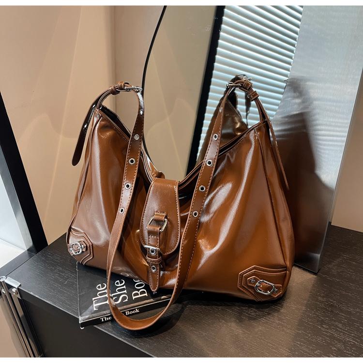 

Жіноча сумка в стилі ретро великої місткості, нова осінь і зима 2024, повсякденна сумка через плече, жіноча сумка для вареників темно-коричневого кольору