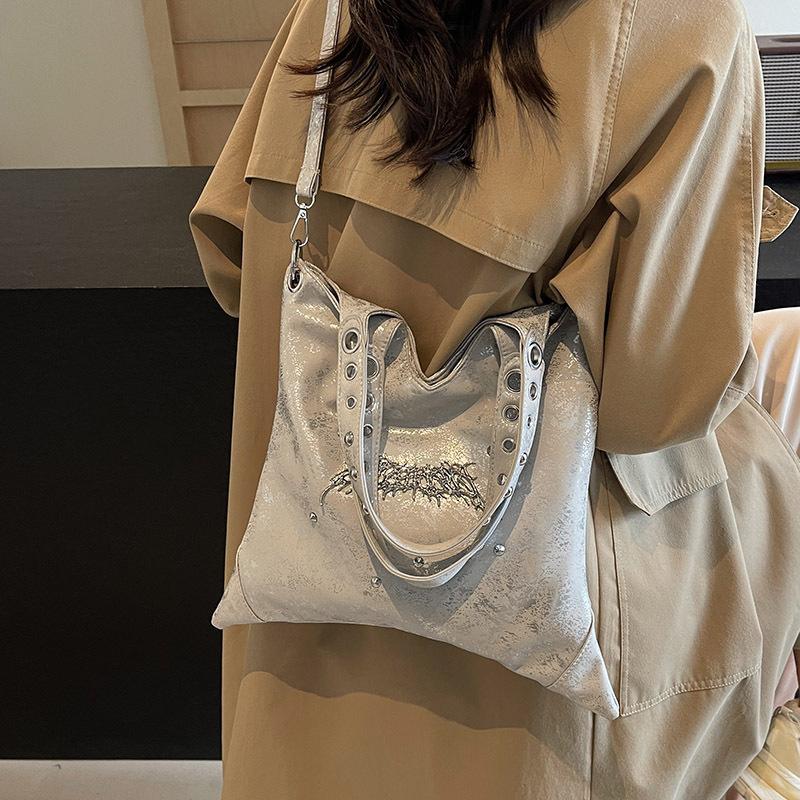 Large-capacity commuter underarm big bag women's 2025 new trendy fashion shoulder bag popular messenger tote bag