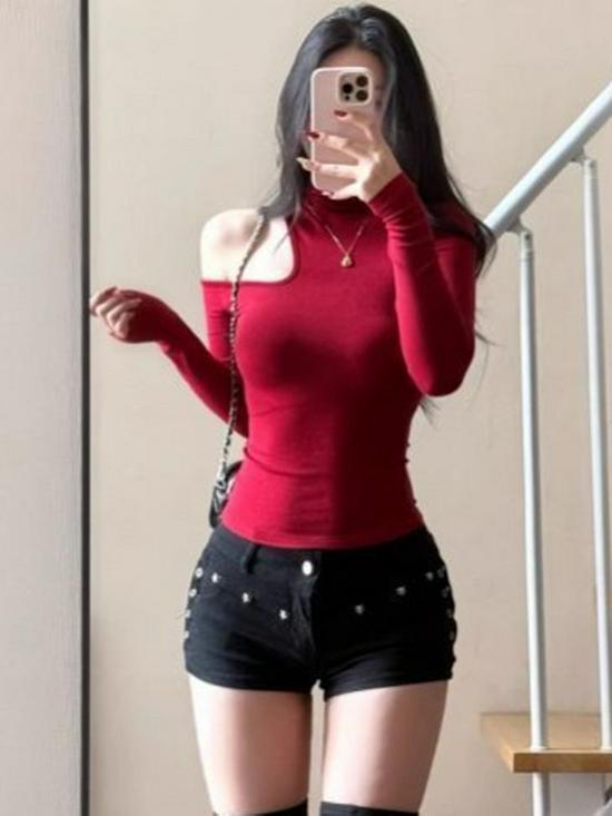 Spicy Red Cutout Cold Shoulder Turtleneck T-Shirt for Women – Slimming & Flattering Spring/Autumn Base Layer