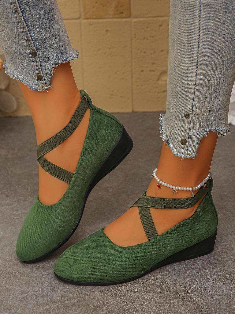 Mocassini Sneakers da Donna Taglie Forti con Punta Acuta e Tacco a Zeppa - Primavera 2024
