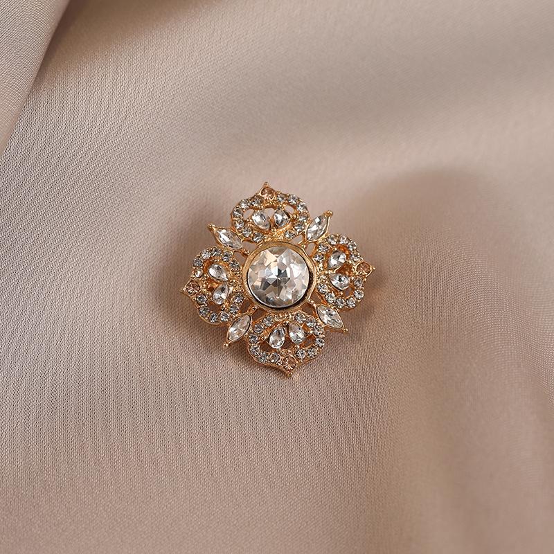 Elegant Butterfly Brooch: Luxurious Suit Accessory & Stylish Corsage for Women