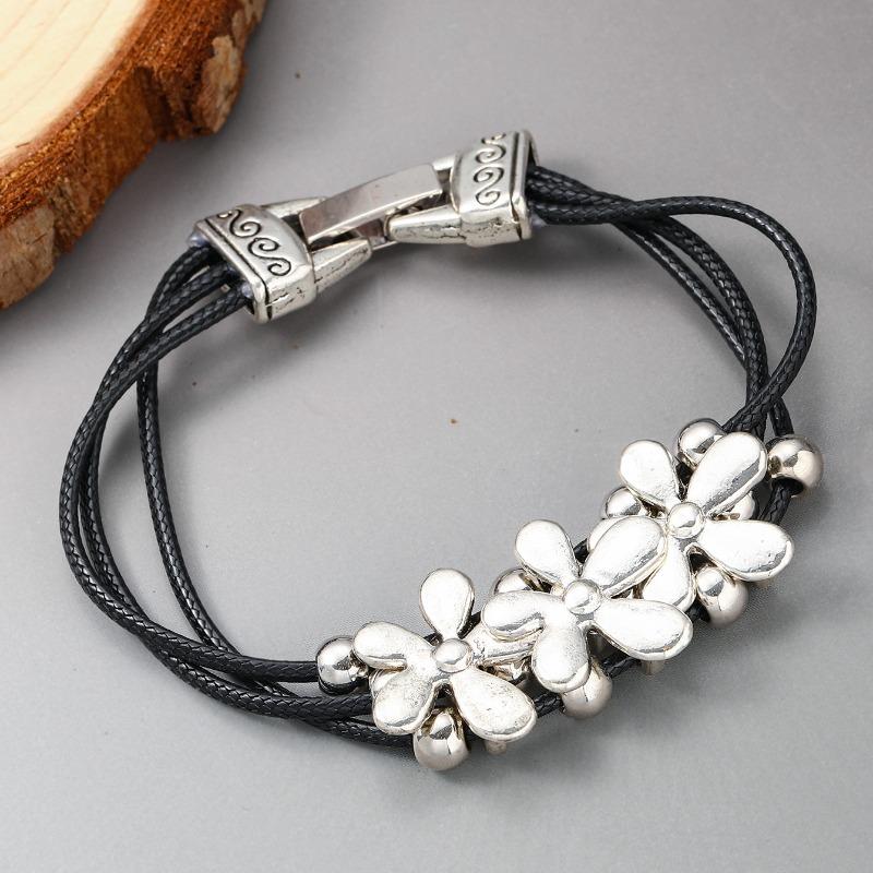Kreatives Europäisches Blumen Drei-lagiges Simuliertes Lederseil Armband Damen Retro Elegantes Armband Tägliches Match Schmuck