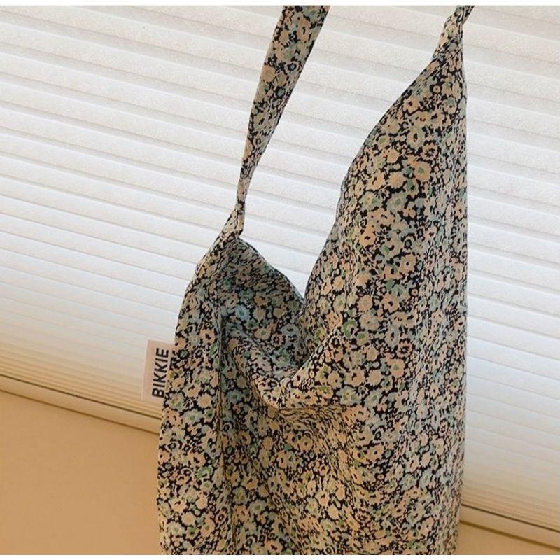 

Самая простая сумка-тоут из ткани с леопардовым принтом в один слой от Kong Hyo Jin Bikkkie Small blue floral