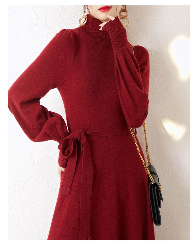 Rochie pulover tricotată cu guler înalt, mâneci tip felinar, croială mulată, cu curea lungă