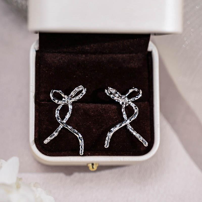 Simple And Cold Wind, Cool Bow Earrings, Niche Design, Irregular Pleated Metal Earrings.