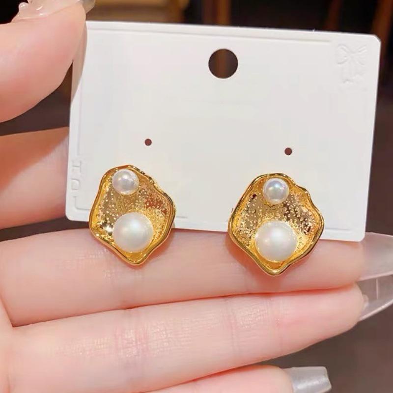 Elegant Irregular Rhombus Pearl Stud Earrings with Versatile Design золотой