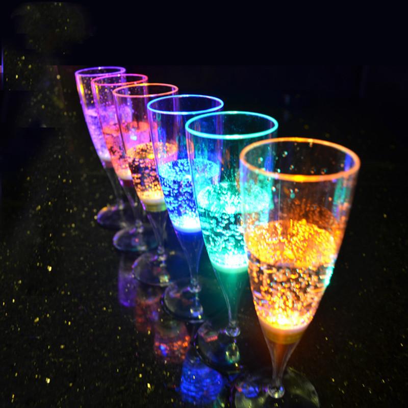6 Stück LED-Becher Automatisch blinkende Becher Mehrfarbige Leuchtende Tassen Wein Bierkrüge Whisky Trinkbecher für Party Küche Weihnachtsdekoration