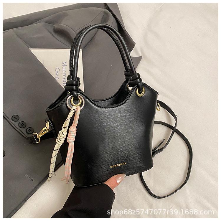 Premium sense hand bag women's 2025 new popular fashion casual shoulder bag super fire commuter bucket bag
