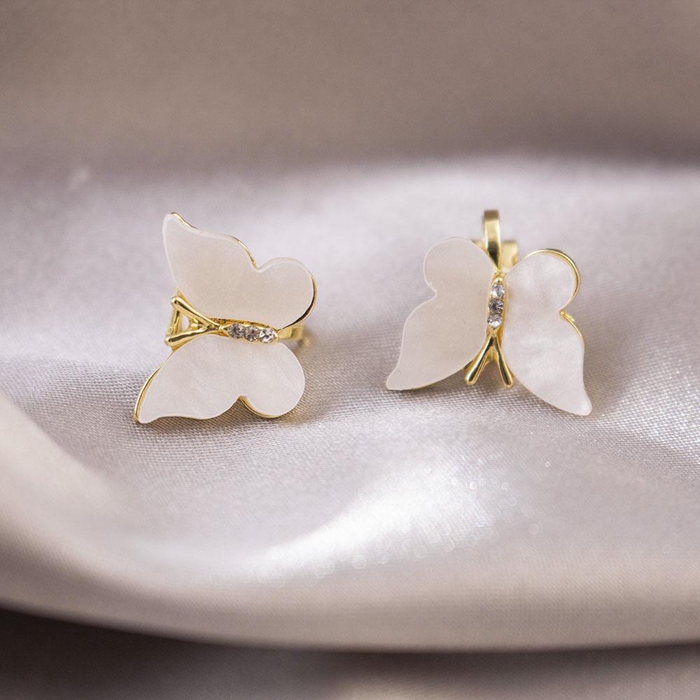 Elegant Clip-On Triangle Earrings for Non-Pierced Ears - Versatile, Light Luxury for Everyday Wear.