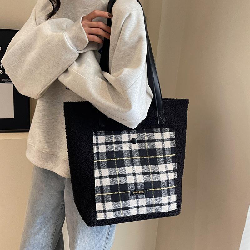 Temperament niche popular contrasting color plaid bag 2025 winter commuting lamb wool fashion versatile shoulder handbag