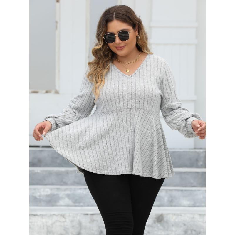 Женский свитер большого размера с рукавами-фонариками и V-образным вырезом на осень — фото 12