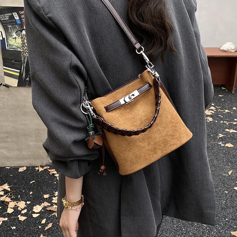 Damska retro tkana torebka crossbody typu bucket - styl europejski i amerykański, torebka casualowa high-end na jedno ramię pod pachę