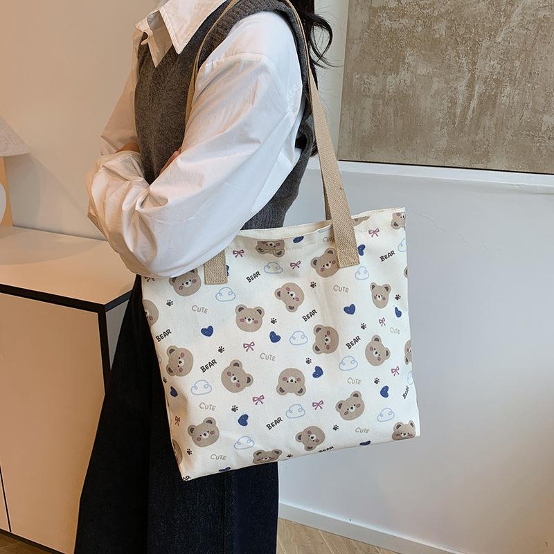 

Студентки носят школьные сумки на одном плече во время занятий. хаки