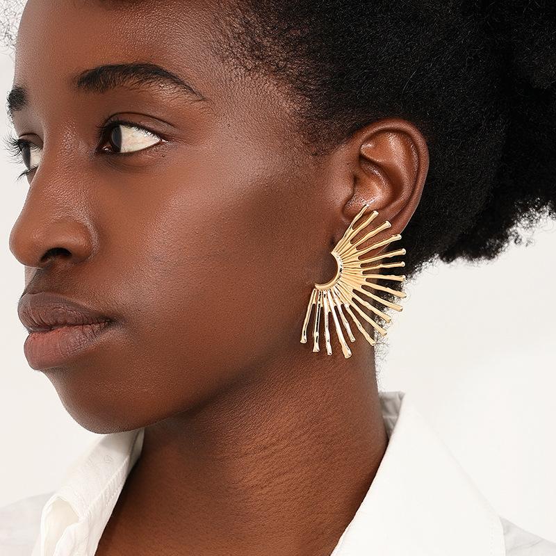 

European and American exaggerated retro half sun ladies earrings золотой