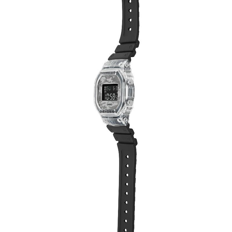 Casio G-SHOCK Erkek Reçine 200M Suya Dayanıklı Dijital Darbeye Dayanıklı Kuvars Saat DW-5600SKC-1