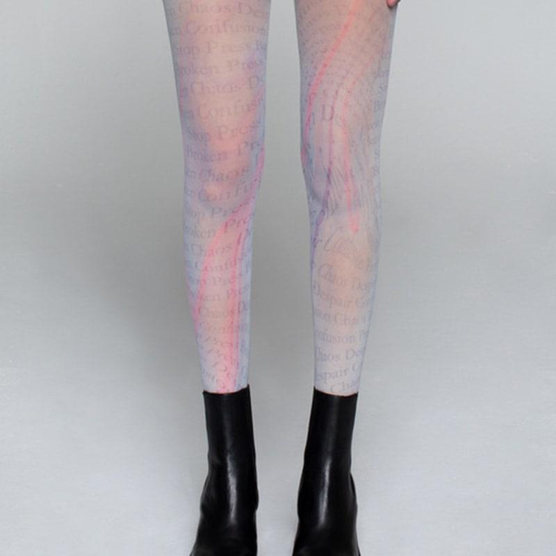 Romantische Tiger-Strumpfhose mit Marmorbuchstaben