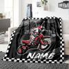 Coperta stampata a tema moto da fuoristrada con nome personalizzato - Perfetta per divano, letto, viaggi e uso all'aperto | Lavabile in lavatrice, accogliente e resistente.