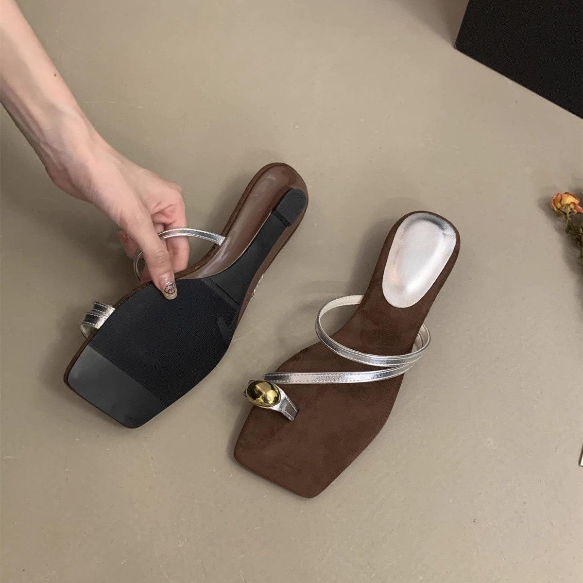 

French beautiful wedge heel cover toe cool slippers women s summer wear 2025 new models with skirts holiday low-heeled Roman sandals 35 серебряный