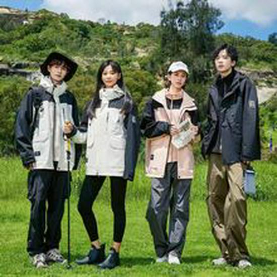 Unisex Autumn Color Blocked Windbreaker, Hard Shell with Taped Seams, Waterproof & Windproof Couple Jacket for Outdoor Mountaineering.