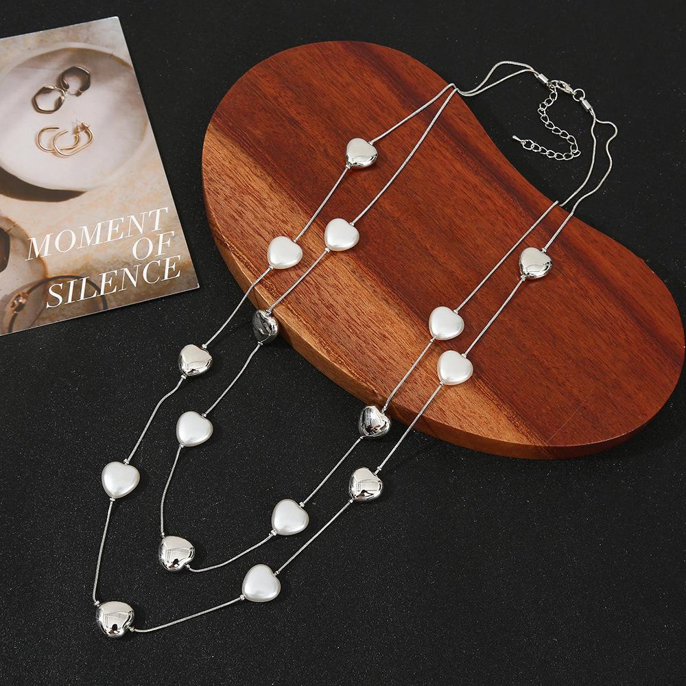 Versatile light luxury ins style sweater chain, cute design heart-shaped collarbone chain, metal copper decoration fashion long necklace