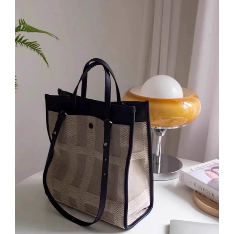 Fashion splicing canvas bag, new high-end large-capacity tote bag, commuter versatile shoulder bag.
