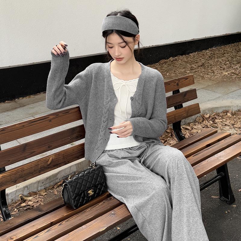 Korean style V-neck soft waxy knitted cardigan long-sleeved women's autumn and winter loose casual sweater jacket temperament and high-end top
