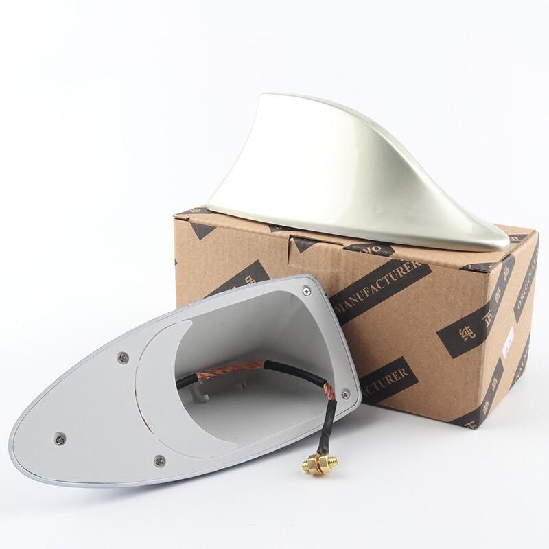 

Водонепроницаемая универсальная автомобильная радиоантенна, декоративная антенна в форме плавника акулы на крыше с основанием из клейкой ленты и функцией FM/AM-радио золотой