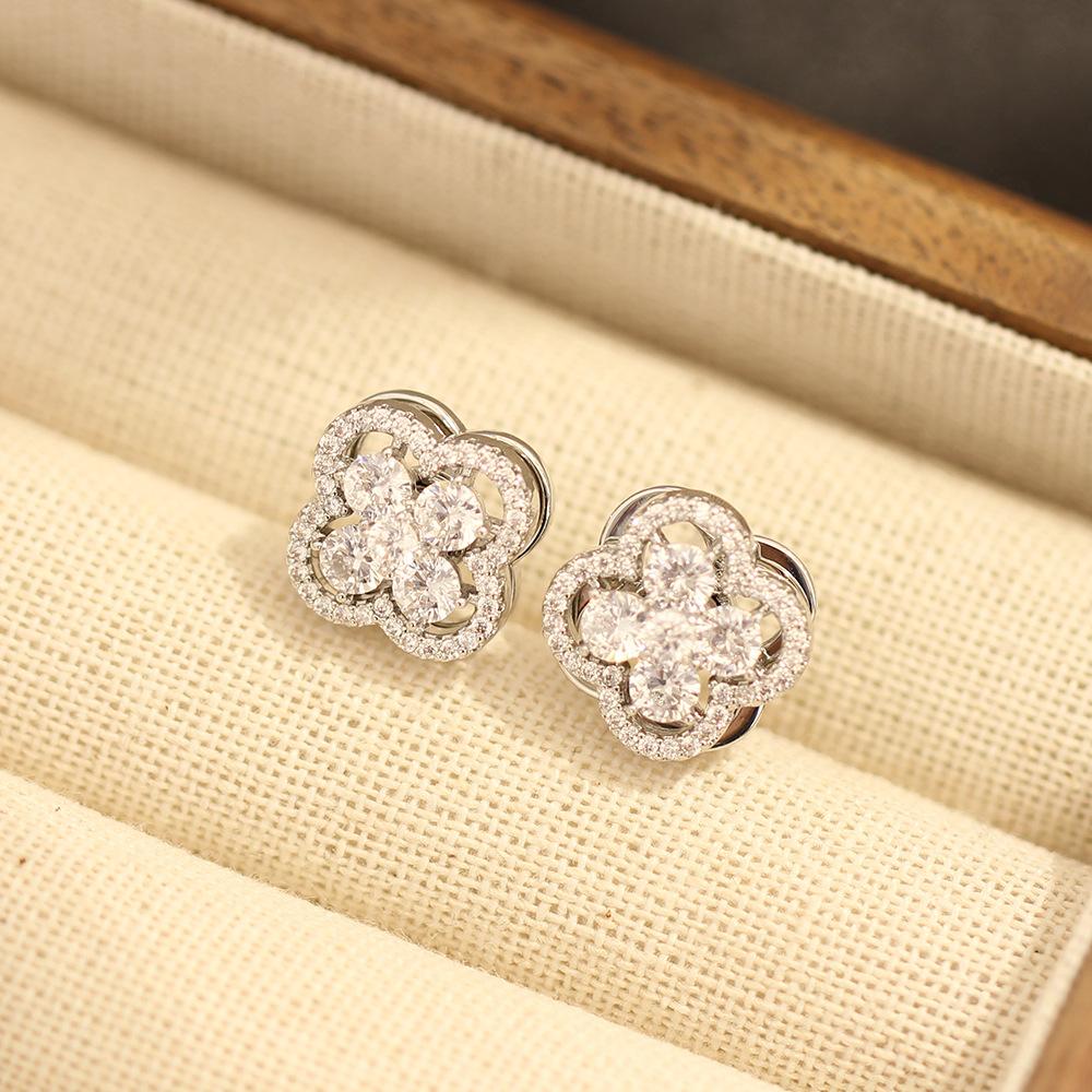 Light luxury and high-end rotatable four-leaf clover stud earrings S925 silver needle slightly inlaid with zirconium earrings Fashionable foreign styl