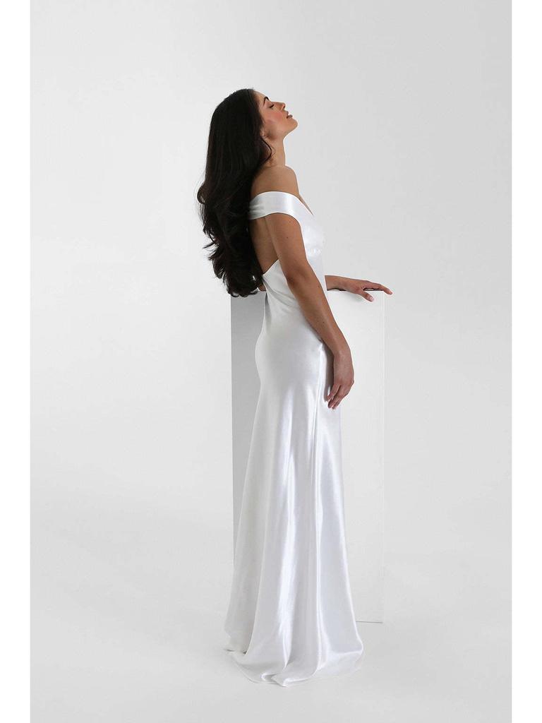 Elegante abito da sera europeo a sirena in raso con spalle scoperte, collezione 2025.