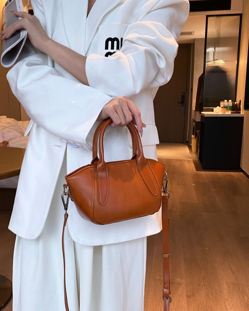 Premium First Layer Oil Wax Cowhide Single Shoulder Crossbody Dumpling Bag Wing Bag Texture Portable Commuter Bag Genuine Leather Women's Bag