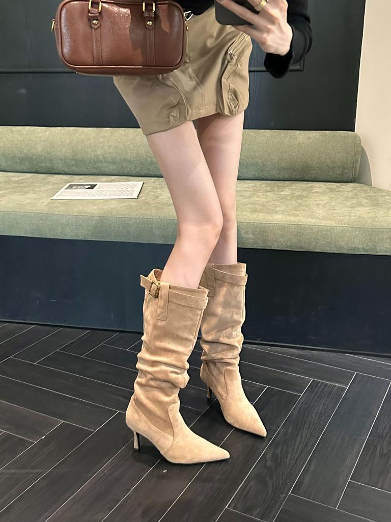 Höst och vinter 2025 tunna klackar pile stövlar spetsiga bältesspänne hög klack mocka höga stövlar