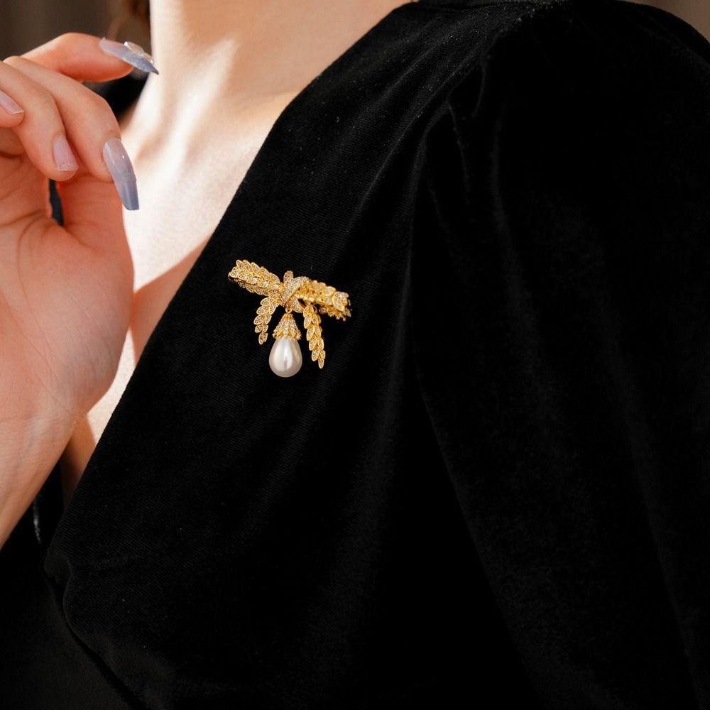 Korean Style Suit Collar Pin Badge Rhinestone Brooch Fashion Rhinestone Butterfly Brooch  Daily