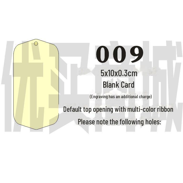 Gravovaná dřevěná karta s přáním s prázdnou visačkou a závěsnou cedulkou