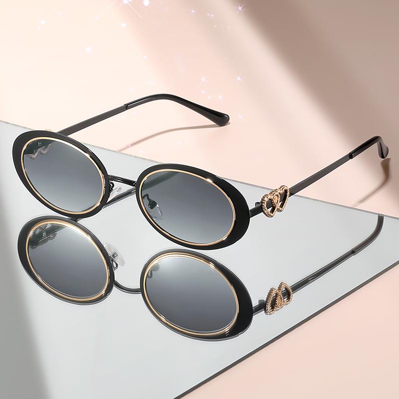 The  New Oval-shaped Sunglasses Feature Metal Small Frames with Heart-shaped Accents for Daily Wear