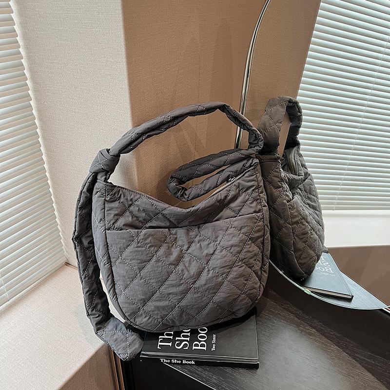 

Трендовая повседневная корейская версия 2024 года, иностранный стиль, модная ретро-нишевая ромбовидная большая вместительная женская сумка через плечо серый