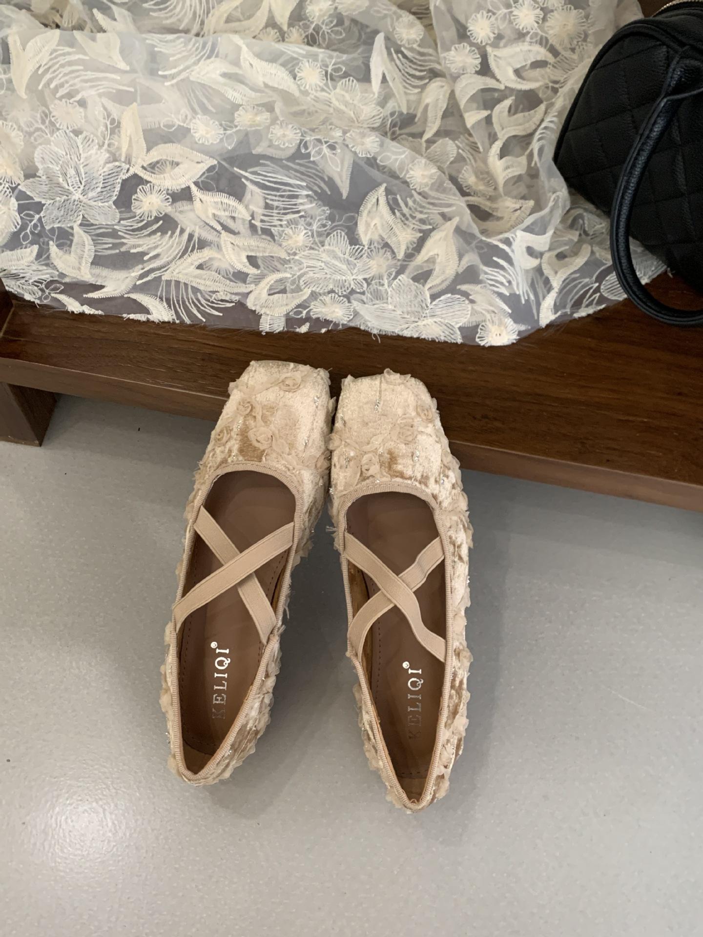 

Coarse heel temperament single shoes 2025 autumn new flower lace cross strap Mary Jane shoes 39