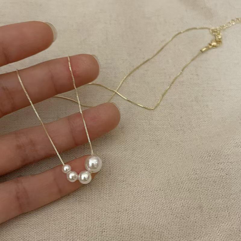 Korean-Style Women's Faux Pearl Clavicle Necklace - Simple, Light Luxury Pendant Design