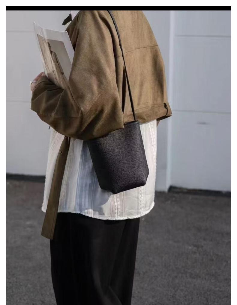 Dámská minikabelka typu „bucket bag“ z pravé kůže - Hovězí kůže Togo, Jednoramenná, Crossbody, Jedinečný design, Všestranný styl pro dojíždění