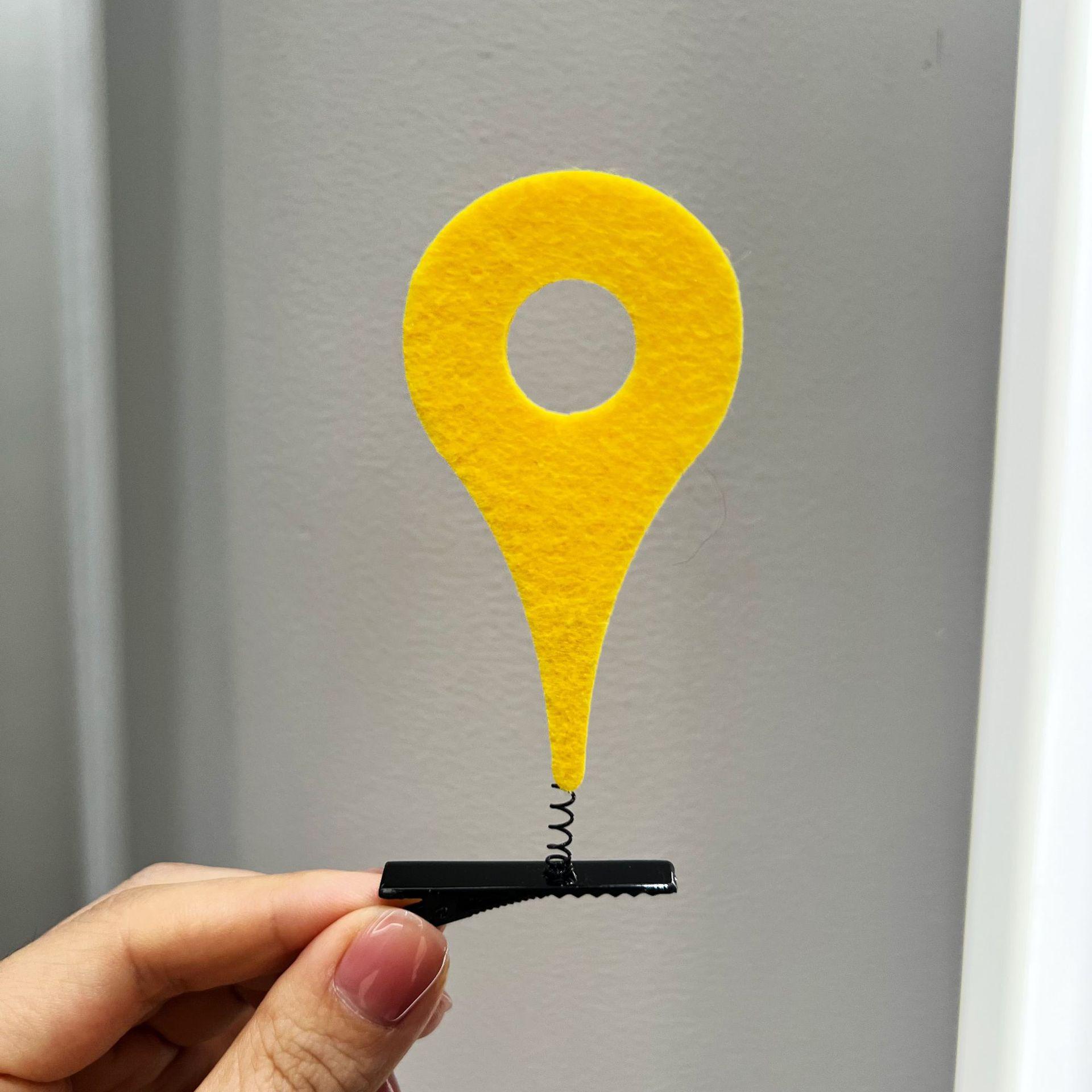 

Причудливая повязка на голову в виде стрелы с милым дизайном символов