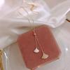 Minimalistische Ginkgo-Blatt-Halskette mit Strassstein-Anhänger, inspirierte Schlüsselbein-Kette in Dreiecksfächerform für Damen.
