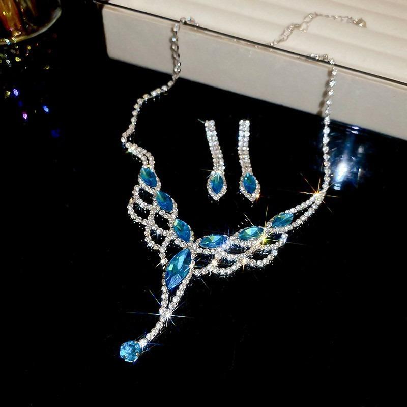 Quadratisches Ohrstecker- und Halsketten-Set mit Diamanten - ein schickes, luxuriöses und hochwertiges zweiteiliges Set mit exquisiter Eleganz