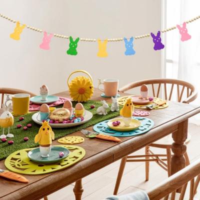 2 יחידות דגל חרוזים של ארנב, זר פסחא עם קמעות צבעוניים בצורת ארנב, מופרדים בחרוזים מעץ, לחגיגת יום הפסחא בנושא אביב