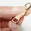 Kovový odnímatelný přívěsek na zip: Univerzální náhradní taháček na zip pro batohy a oblečení