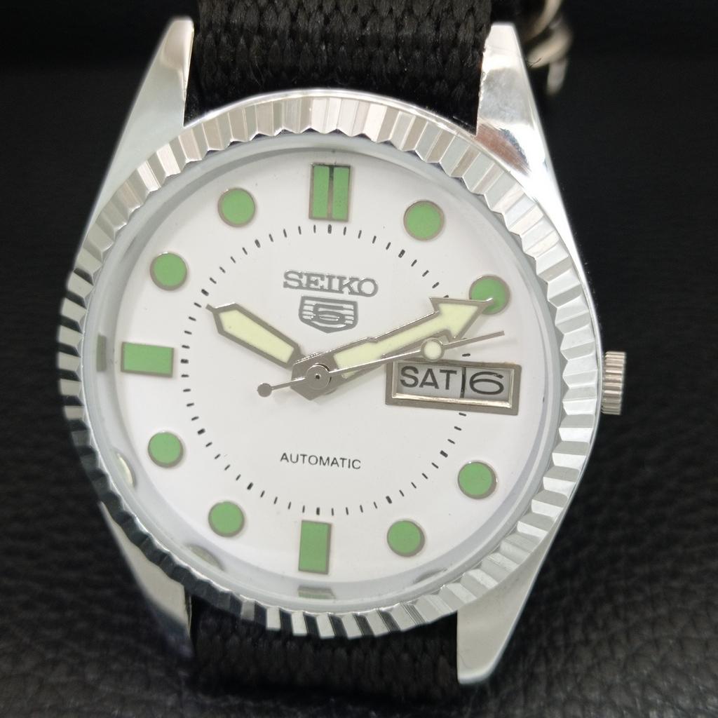 VINTAGE SEIKO 5 AUTOMATIC REFURBISHED JAPAN MENS WHITE DIAL WATCH a444269-1