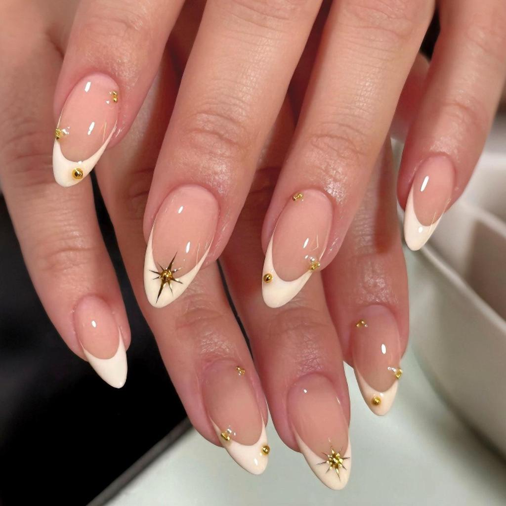 Le Fan Meijia 3D French Wearable Short Almond Flower False Nails