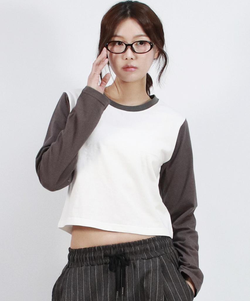 Deumakeu Color-Block Semi-Crop Long Sleeve Tee - White&Charcoal