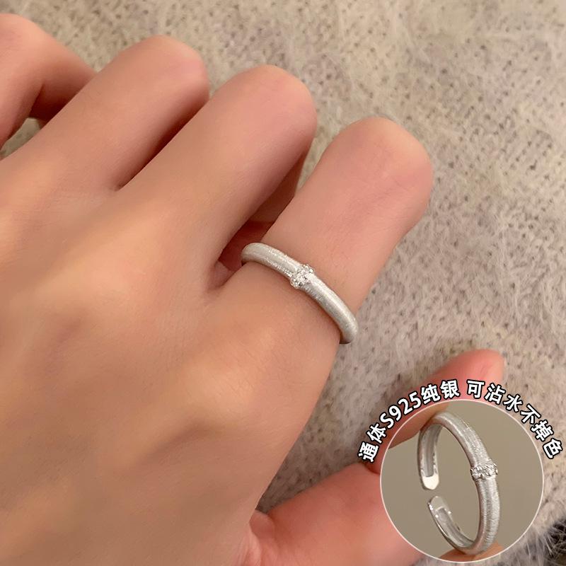 

Женское кольцо из стерлингового серебра S925 в китайском стиле с матовой отделкой - Элегантный аксессуар на указательный палец с бриллиантом